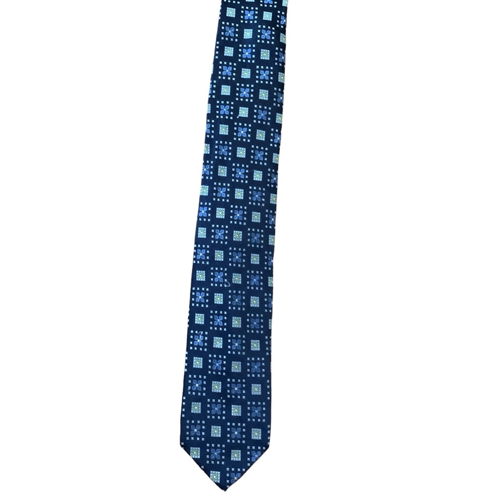Peter Millar hand folded 100% silk tie. Blue with geometric floral pattern. EUC